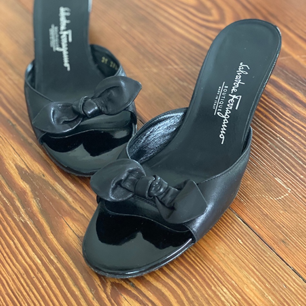 Vintage Salvatore Ferragamo kitten heels with bow Size 8 2A